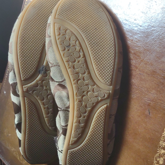 Coach - Picture 3 of 3